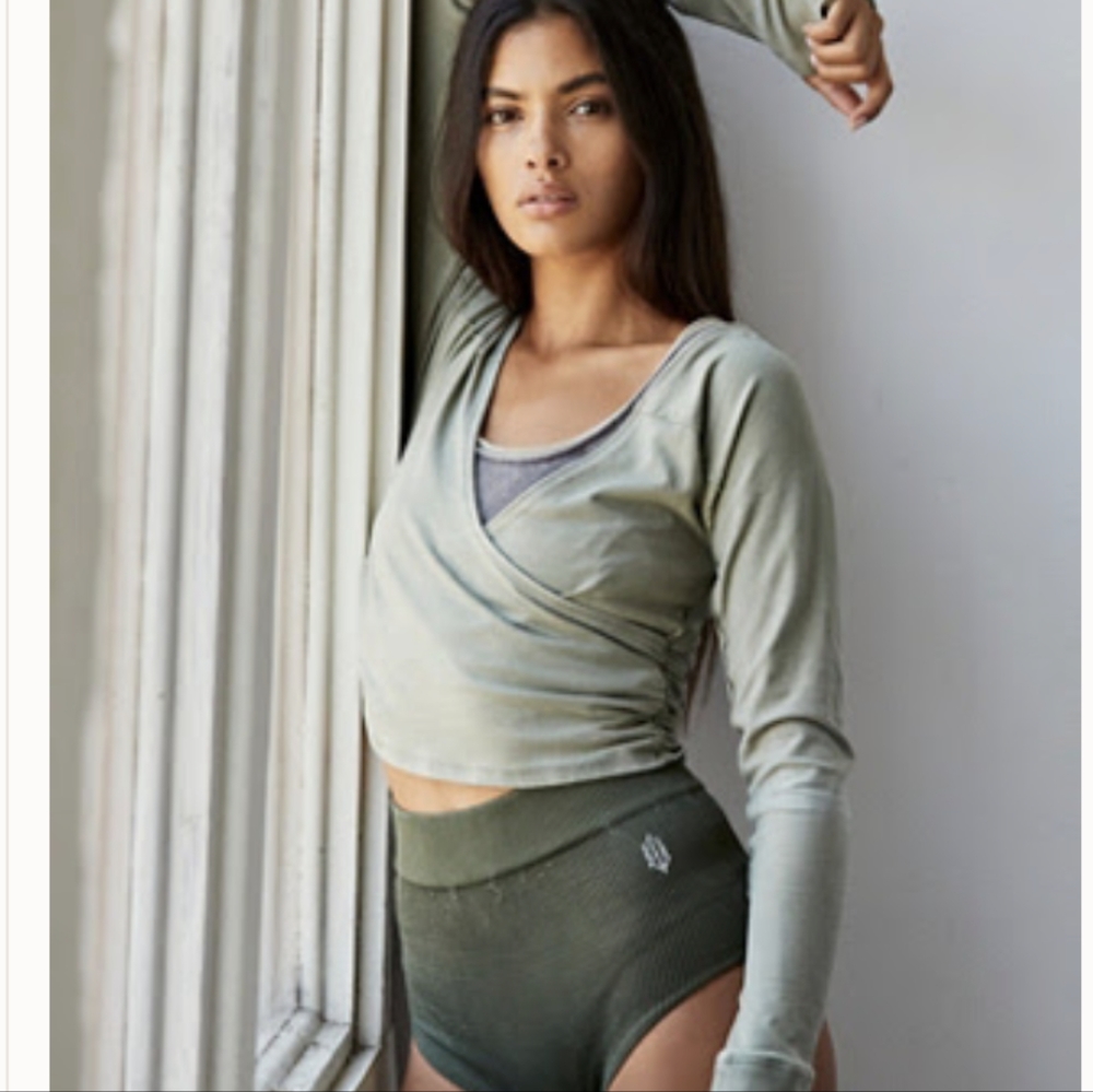 Hot Shot Wrap Long-Sleeve Layer in Small